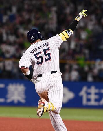 　９回サヨナラ２ランを放ち右手を上げて一塁をまわる＝１２日