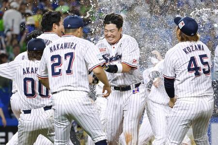 　９回、サヨナラ２ランを放ち祝福される村上（中央）