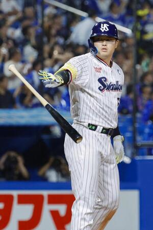 　９回、中越えにサヨナラの２ランを放った村上