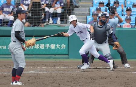 　５回、関東第一・大沢が三塁を強襲する勝ち越し二塁打を放つ