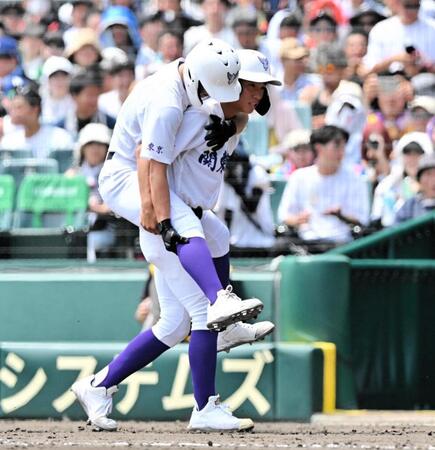 　７回、足がつった仲間を背負う関東第一の選手（撮影・今井雅貴）