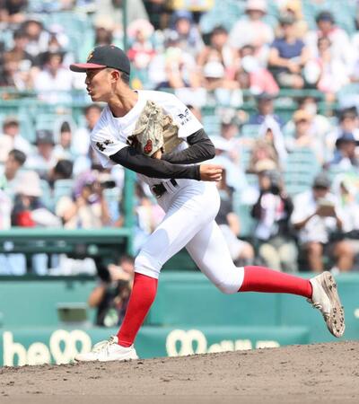 　先発し力投する創成館・奥田晴也（撮影・石井剣太郎）