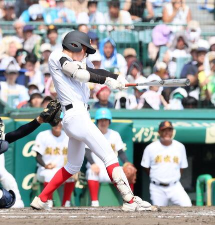 　３回、安打を放つ創成館・奥田晴也（撮影・石井剣太郎）