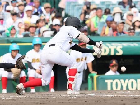 　９回、送りバントを決める創成館・森下翔太（撮影・石井剣太郎）
