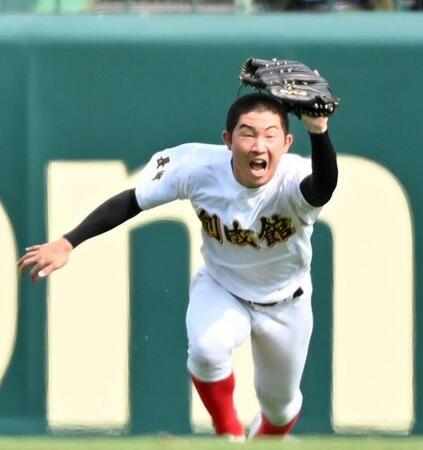 　９回、神村学園・梶山の左飛を好捕する創成館・島田（撮影・永田浩）