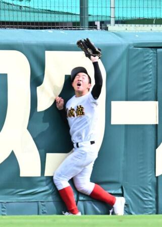 　９回、神村学園・今岡の左飛を好捕する創成館・島田