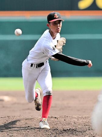 　５回、力強い投球をする創成館・奥田晴也（撮影・今井雅貴）