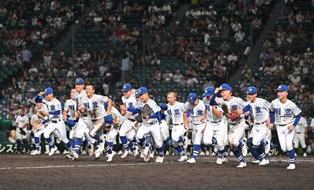 　市船橋に勝利し、笑顔で駆け出す明豊ナイン＝９日