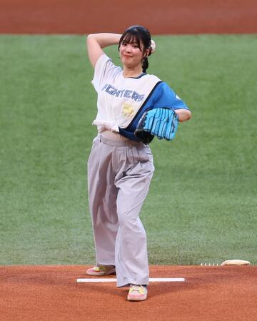 　始球式を務める滝谷美夢さん（撮影・中島達哉）