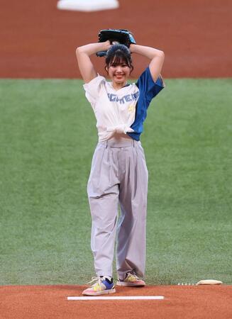 　始球式を務める滝谷美夢さん（撮影・中島達哉）