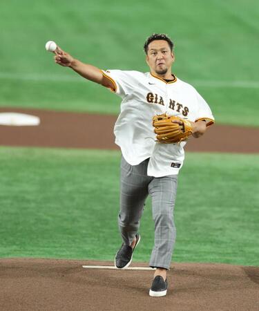 　ファーストピッチセレモニーを務める中島宏之氏（撮影・金田祐二）