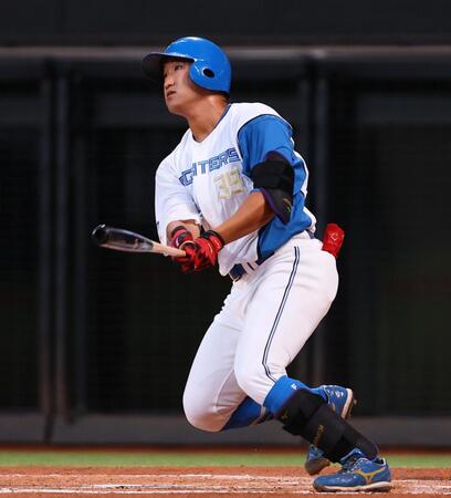 　２回、先制となる適時二塁打を放つ有薗（撮影・中島達哉）