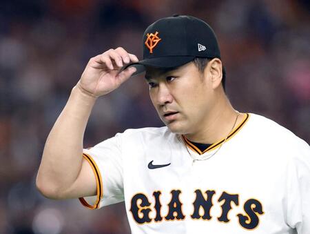 　１回表を終え、ベンチに戻る田中将