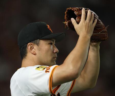 　１回、中山の適時打で拍手する田中将（撮影・金田祐二）