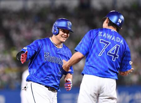 　６回、貴重な右越え３ランを放ち河田コーチ（右）と笑顔でタッチする筒香（撮影・園田高夫）