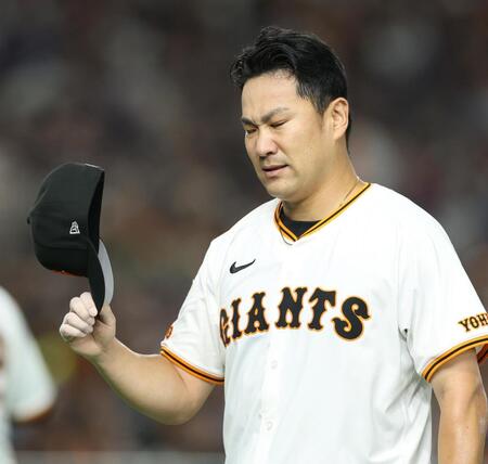 　５回、同点にされ悔しそうにベンチに戻る田中将（撮影・金田祐二）