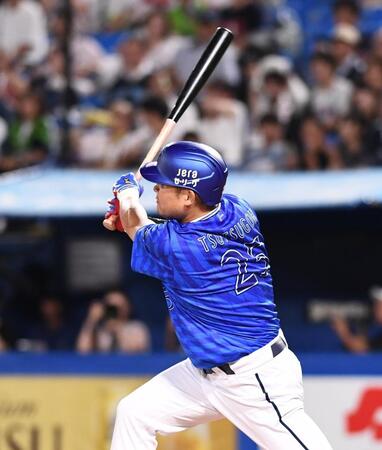 　６回、右越え３ランを放った代打・筒香（撮影・園田高夫）