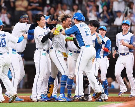 　９回、サヨナラ打を放ち、ナインから手荒く祝福される水谷（中央）＝撮影・中島達哉