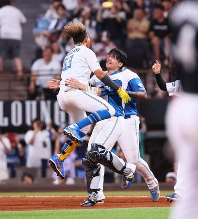 　９回、サヨナラ打を放ち、ナインと喜び合う水谷（左）＝撮影・中島達哉