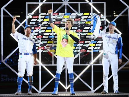 　お立ち台で「１，２，３ジェッシー！！」と叫ぶ（左から）有薗、水谷、柳川（撮影・中島達哉）