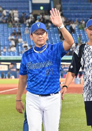 　スタンドの声援に応えながら引き揚げる三浦監督