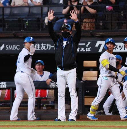 　２回、プロ初安打を放った有薗の記念球をロッテナインに要求する新庄監督（撮影・中島達哉）