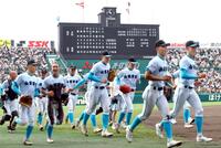 　聖光学院に勝利し笑顔を見せる山梨学院・菰田（中央）ら山梨学院ナイン（撮影・山口登）