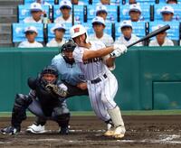 　３回、左翼線に勝ち越し２点適時二塁打を放つ健大高崎・小堀弘晴（撮影・山口登）