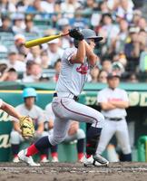 　３回、勝ち越し適時打を放つ京都国際・猪股琉冴（撮影・石井剣太郎）