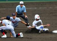 　５回、健大高崎・秋山潤琉は盗塁を狙うもタッチアウトになる（撮影・山口登）