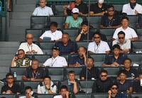 　ネット裏に視察する阪神ら各球団のスカウト陣（撮影・山口登）