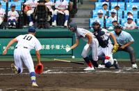 　１回、先制のスクイズを決める京都国際・清水詩太（撮影・山口登）