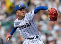 　７回から４番手で登板した健大高崎・石垣元