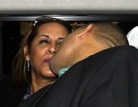 　オルガ夫人（左）とキスをするロベルト・ペタジーニ＝２０１０年撮影