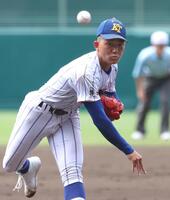 　７回から４番手で登板した健大高崎の石垣元