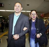 　オルガ夫人（右）と腕を組んで来日したロベルト・ペタジーニ（２０１０年撮影）