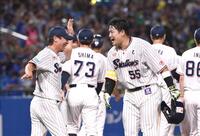 　高津監督（左）と喜びを分かち合う村上＝１２日