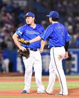 　村上のサヨナラ２ランを浴びガックリの中川虎（左）＝撮影・園田高夫