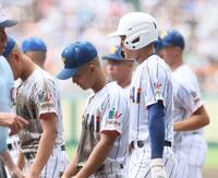 　試合に敗れ、落胆する健大高崎・石垣元気（右端）＝撮影・石井剣太郎