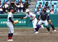 　５回、関東第一・大沢歩夢は三塁強襲の勝ち越し二塁打を放つ（撮影・山口登）