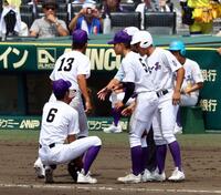 　７回、守備に就いた関東第一・越後駿祐（６）はグラウンドで水分補給をするも交代する（撮影・山口登）