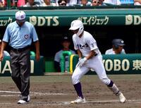 　７回、関東第一・藤江馳門は四球で出塁し足を引きずりながら一塁へ向かう（撮影・山口登）