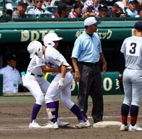 　７回、関東第一・藤江馳門は四球で出塁し足を引きずりながら一塁へ向かうも交代する（撮影・山口登）