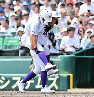 　７回、足がつった仲間を背負う関東第一の選手（撮影・今井雅貴）