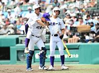 　７回、背負われてベンチに下がる関東第一・大沢歩夢（撮影・今井雅貴）