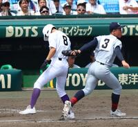 　７回、関東第一・大沢歩夢は遊ゴロで一塁に向かうも、足がつりタッチアウトになる（撮影・山口登）