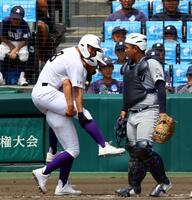 　７回、関東第一・大沢歩夢は足がつり背負われベンチに向かう（撮影・山口登）