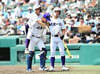 　７回、背負われてベンチに下がる関東第一・大沢歩夢（撮影・今井雅貴）