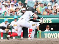 　９回、送りバントを決める創成館・森下翔太（撮影・石井剣太郎）