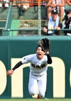 　９回、神村学園・梶山の左飛を好捕する創成館・島田